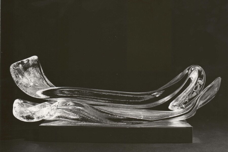 Oldřiška Keithová, Vlna II., 1990, lité sklo na nerezovém soklu, 50x20 cm, foto: Michal Novák